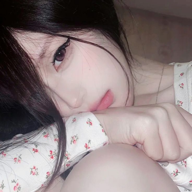 Ảnh cô gái xinh đẹp trong trang phục áo dài tại không gian nội thất