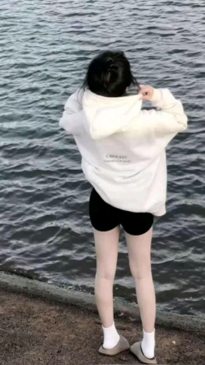 Ảnh gái mặc áo hoodie trắng và quần short đen