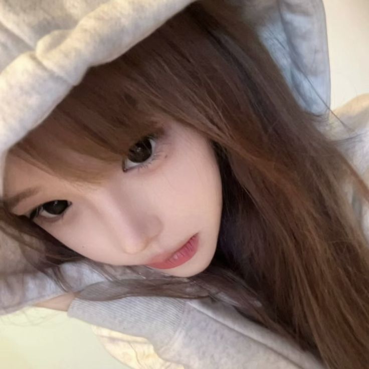 Ảnh gái mặc áo hoodie xám trong không gian nội thất
