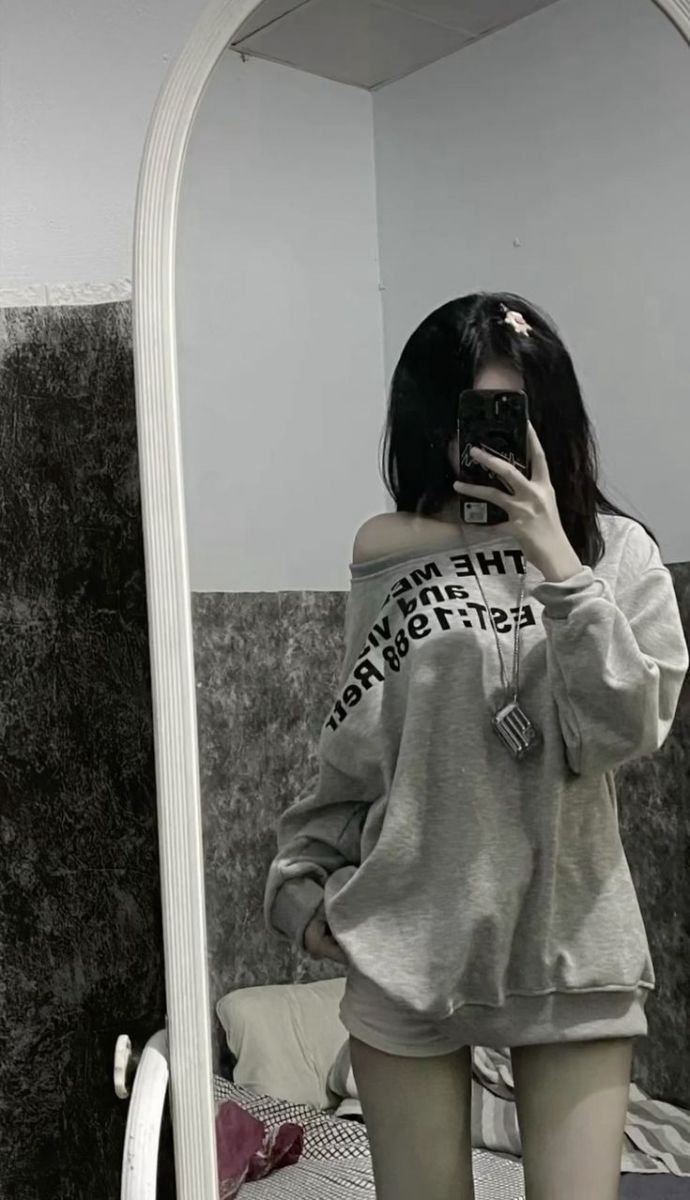 Ảnh gái mặc áo ngủ đẹp với sweatshirt và quần ngắn