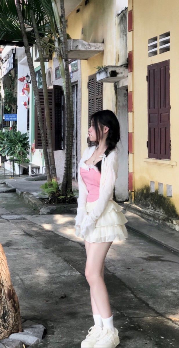 Ảnh gái mặc váy hồng xinh đẹp trong phố cổ