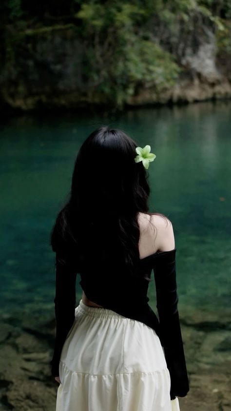 Ảnh gái trẻ mặc áo dài tay đen chấm váy trắng bên hồ nước