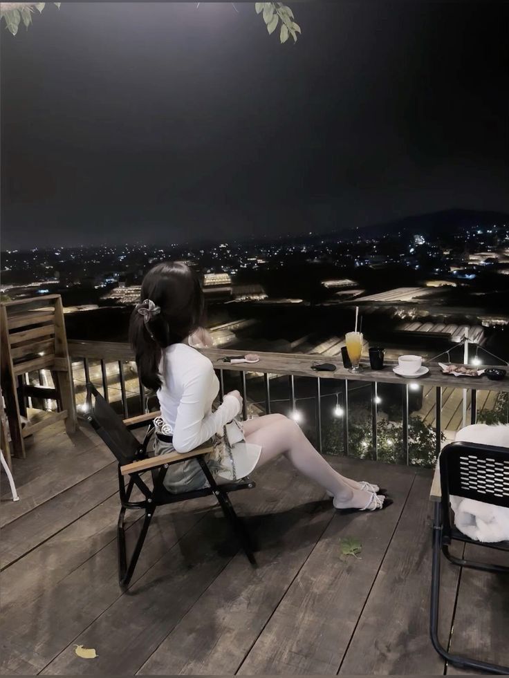 Ảnh gái trẻ mặc áo dài tay trắng trên ghế quán cà phê