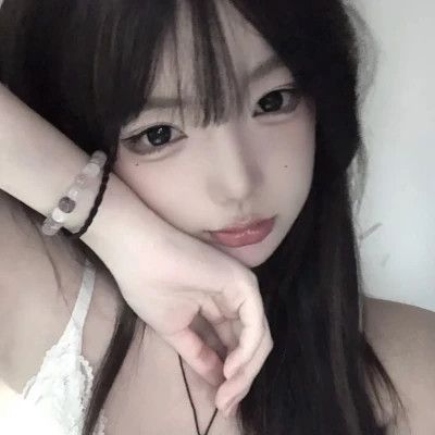 Ảnh gái trẻ mặc áo dày trắng nhẹ nhàng trong phòng