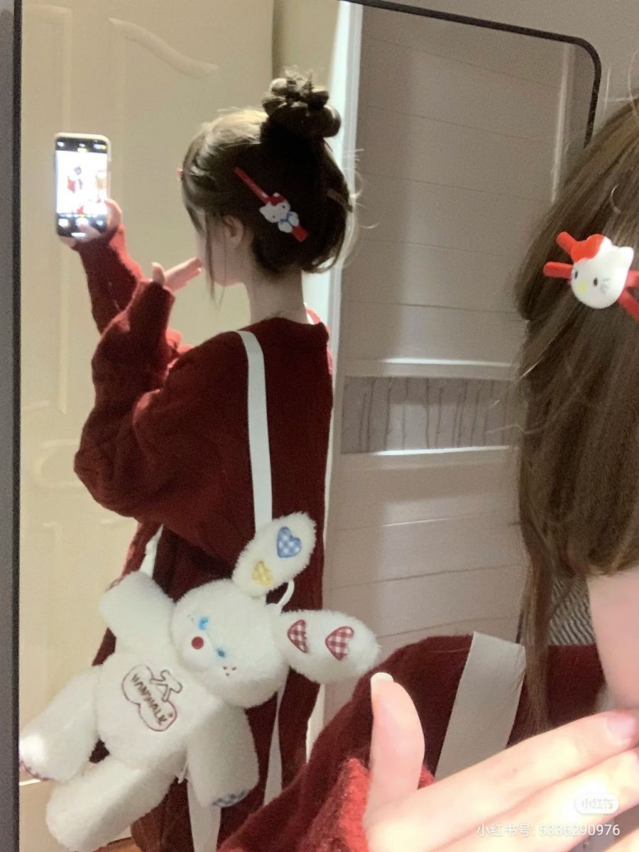 Ảnh gái trẻ mặc áo đỏ cam chụp hình selfie trong gương
