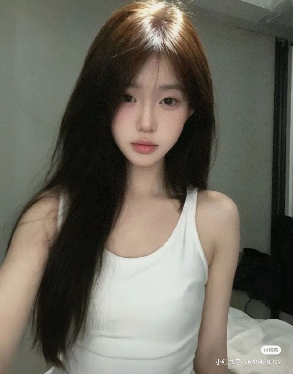 Ảnh gái trẻ mặc áo hai dây màu trắng tạo dáng chụp selfie