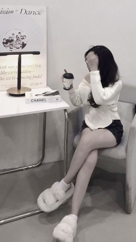 Anh gái trẻ mặc áo len trang nhã trong quán cà phê