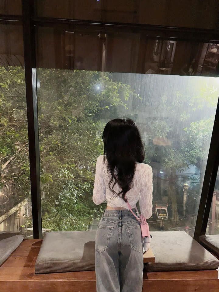 Ảnh gái trẻ mặc áo lưới trắng, quần jeans rộng đẹp mắt