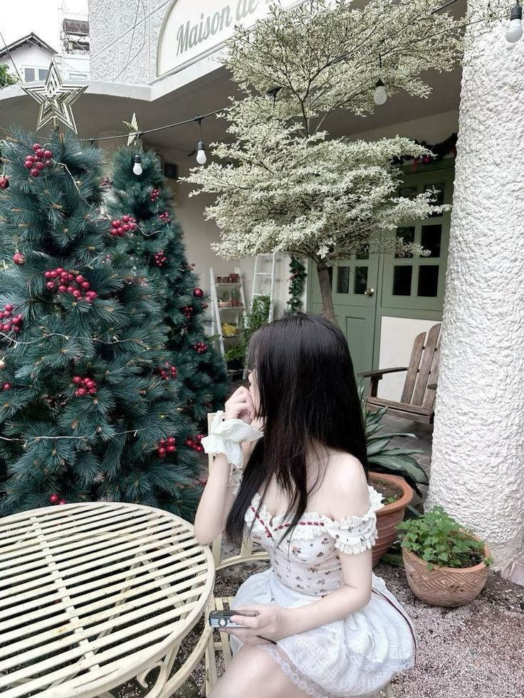 Ảnh gái trẻ mặc váy trắng bên bàn cafe