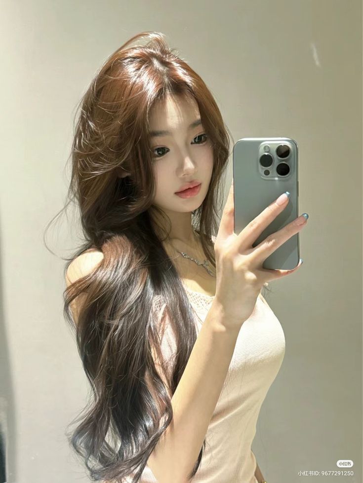 Ảnh gái trẻ mát mẻ tạo dáng chụp selfie trước gương