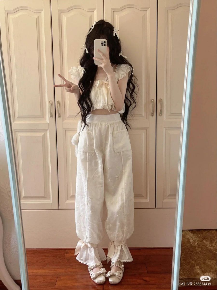 Ảnh gái xinh mặc áo crop top trắng và quần trắng