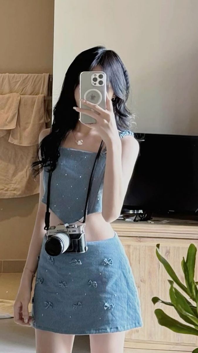Ảnh gái xinh mặc áo crop top và chân váy denim