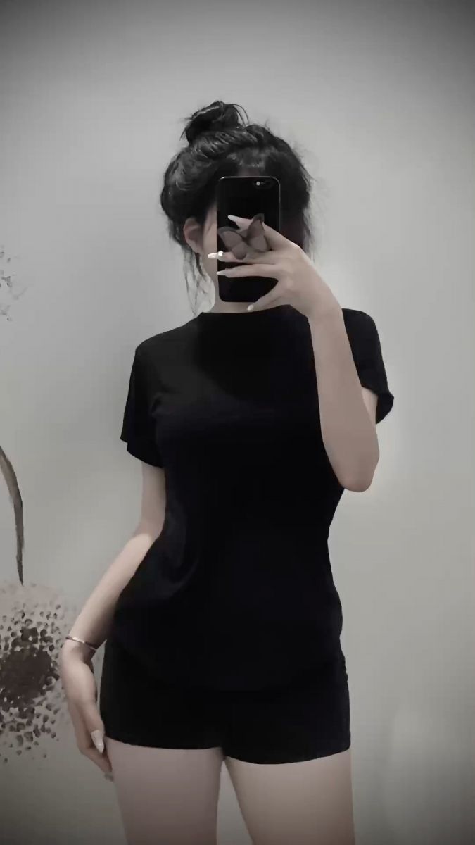 Ảnh gái xinh mặc áo phông đen và quần ngắn chụp ảnh selfie