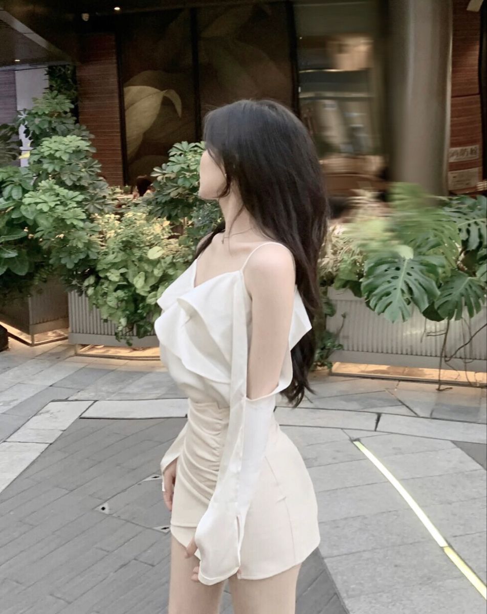 Ảnh gái xinh trong bộ trang phục trẻ trung bên cây xanh