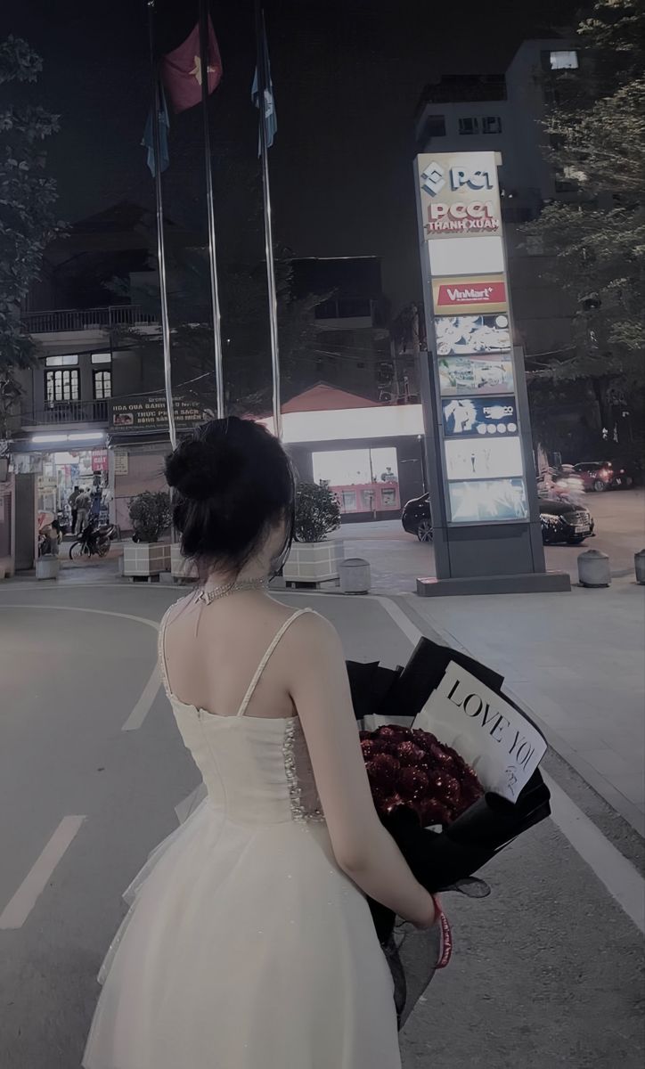 Ảnh gái xinh trong váy trắng bên đường cam bồ hoa lớn