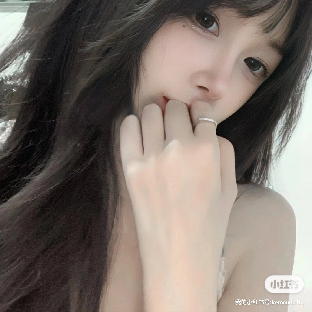 Ảnh gái xinh với trang phục nhẹ nhàng và biểu cảm dễ thương