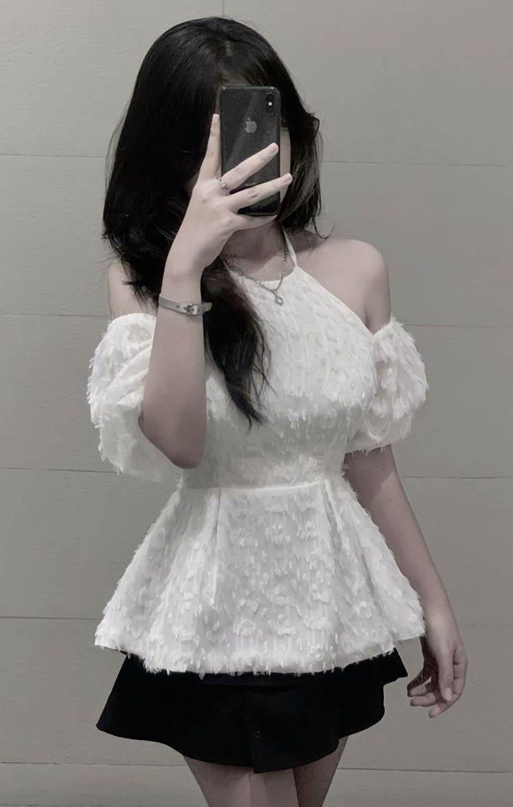 Cô Gái Trẻ Mặc Áo Trắng Trong Ảnh Gái