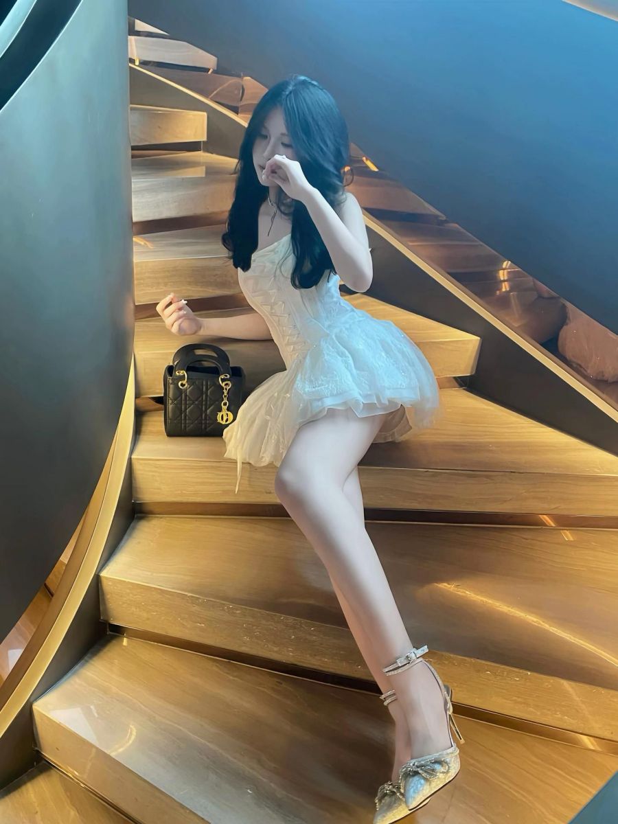 Gai Xinh Cute - Cầu Thang Gỗ