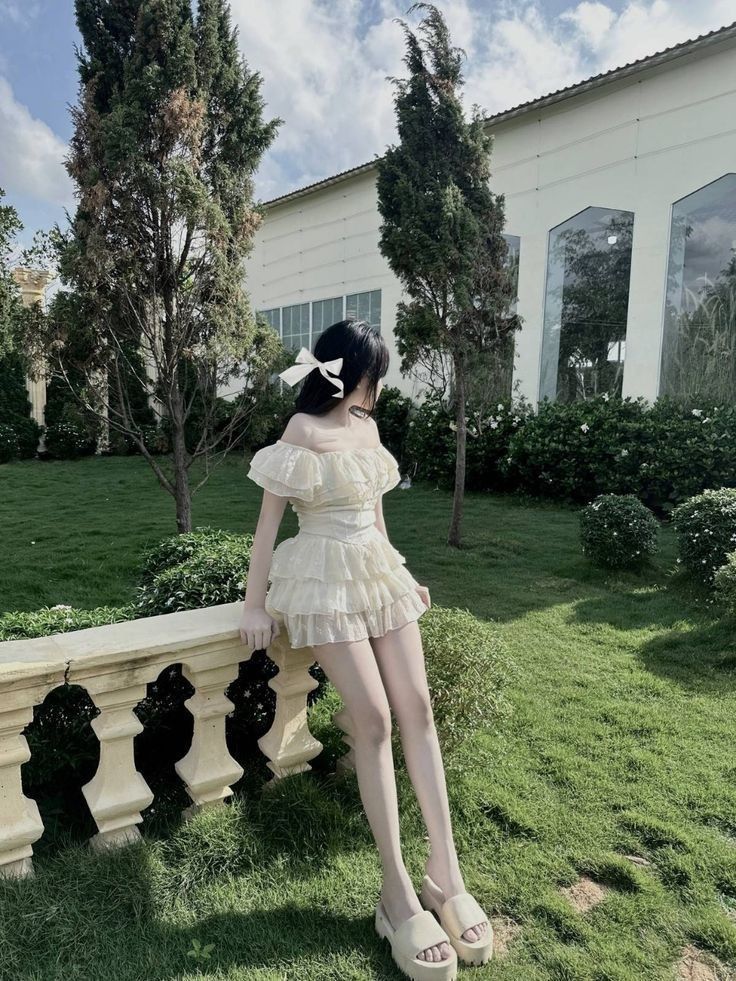 Cô Gái Xinh Mặc Váy Trắng