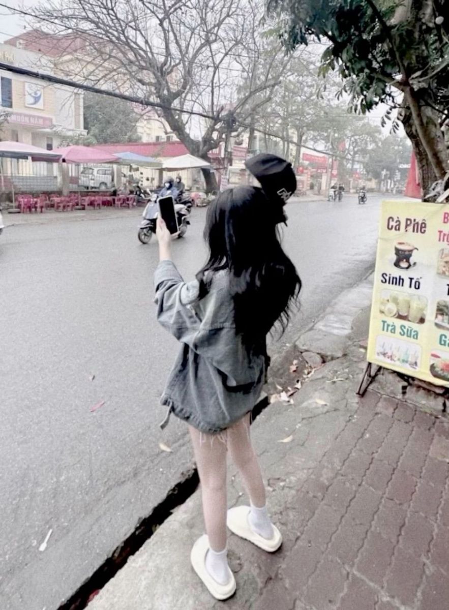 Cô gái đẹp trong áo khoác denim và quần đùi thời trang