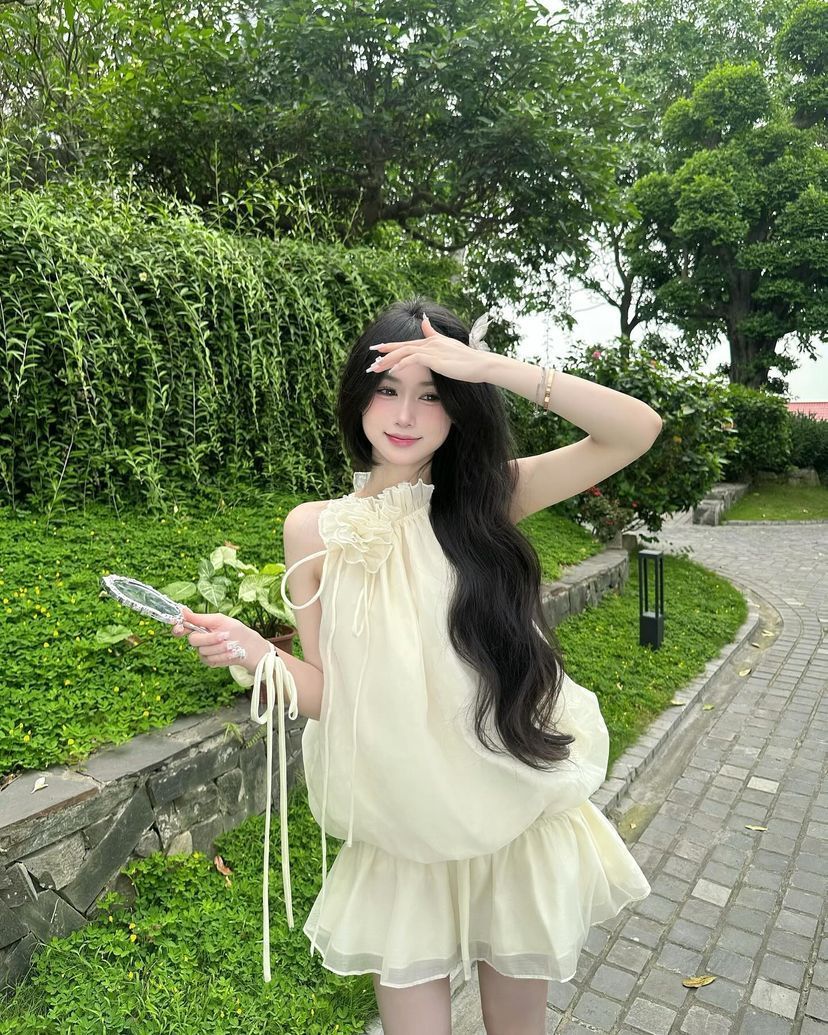 Cô gái đẹp trong đầm trắng chụp ảnh cưới ngoài trời