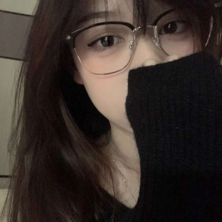 Cô gái mặc áo đen tạo dáng selfie trong phòng màu sắc