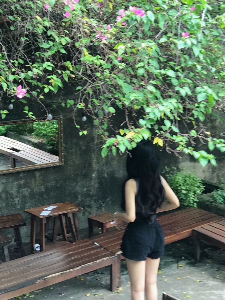 Cô gái mặc áo hai dây và quần shorts đen đáng yêu