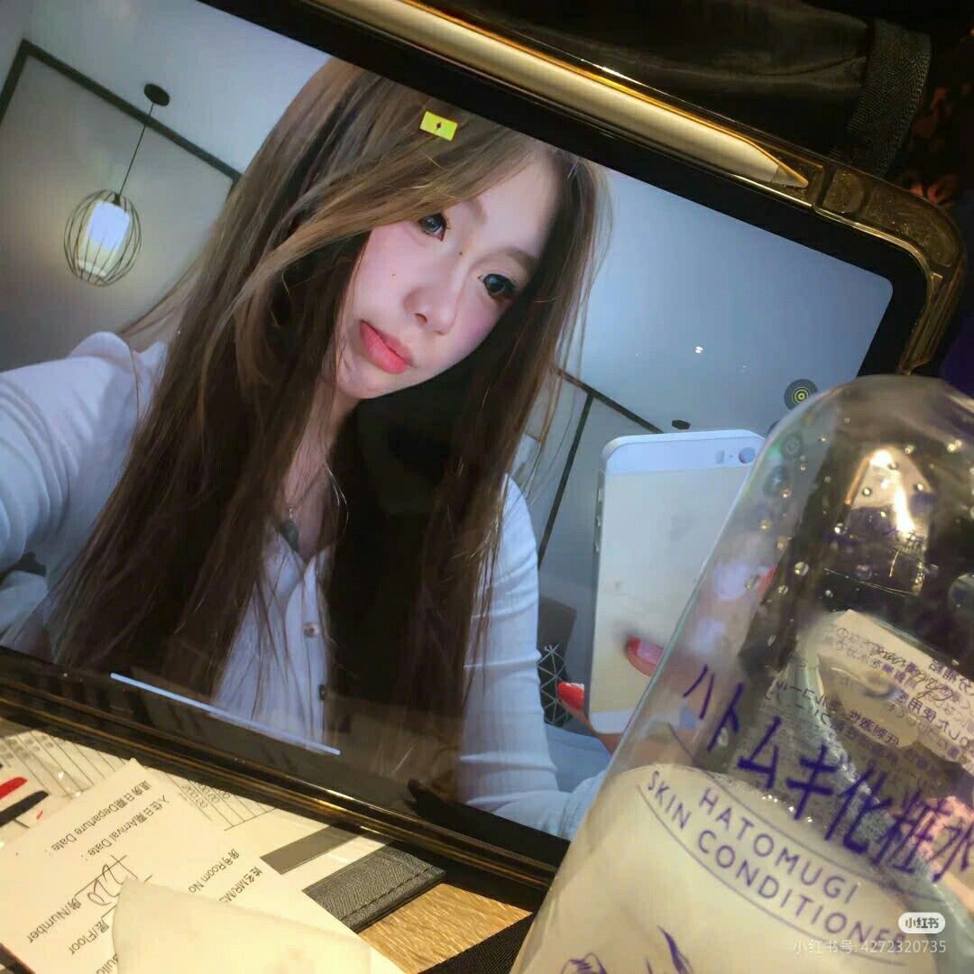 Cô gái mặc áo sơ mi trắng chụp ảnh selfie vui vẻ tại quán cà phê