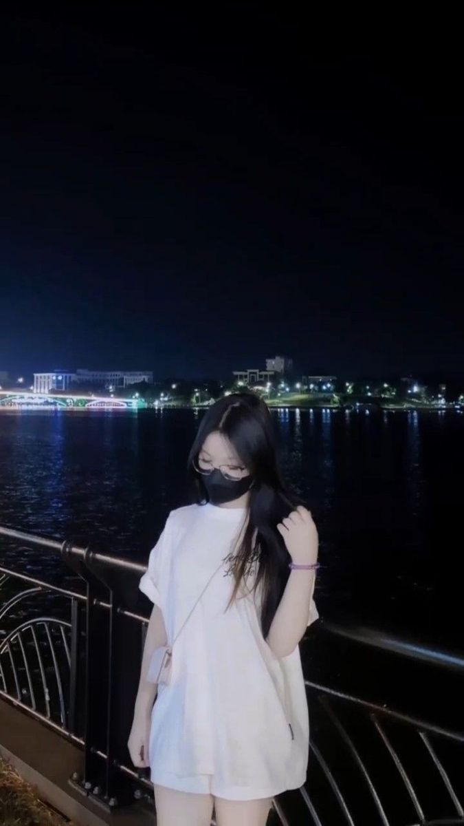 Cô gái mặc áo thun trắng bên bờ sông