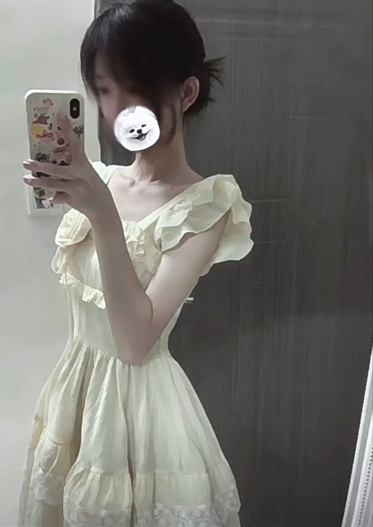 Cô gái mặc đầm màu vàng chụp ảnh tự sướng trong gương