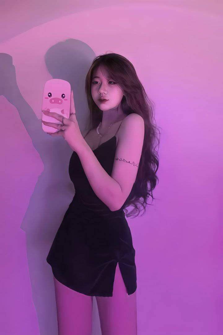 Cô gái mặc đầm ngắn màu đen tạo dáng chụp ảnh selfie