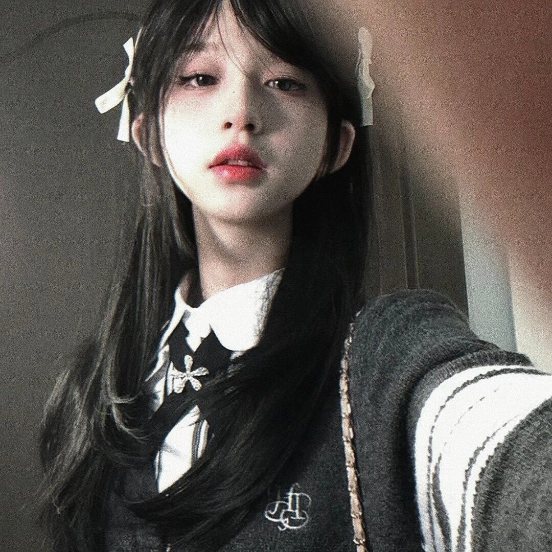 Cô gái mặc đồng phục học sinh xám và sơ mi trắng chụp selfie