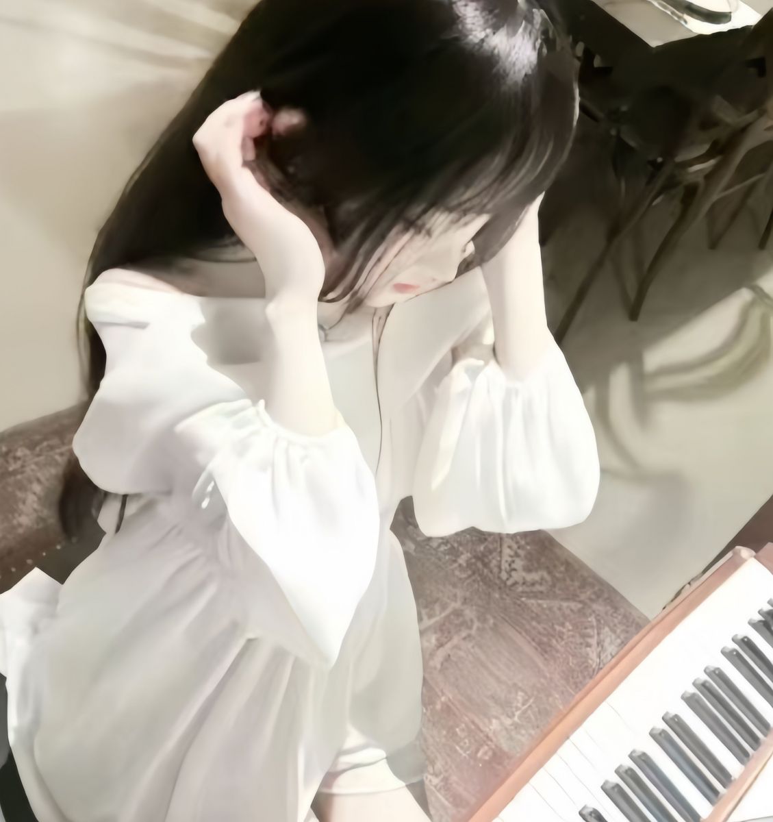 Cô gái trẻ che mặt trong quán cà phê với áo blouse trắng
