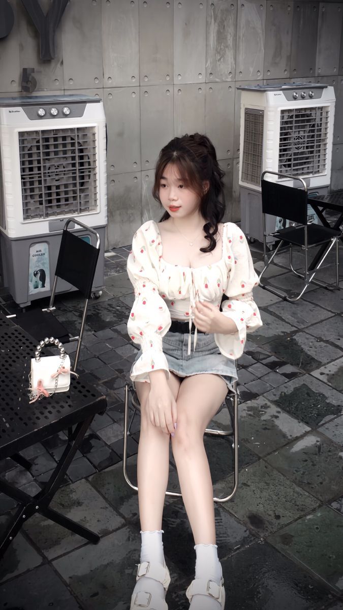 Cô gái trẻ mặc áo blouse trắng họa tiết trái cây xinh đẹp