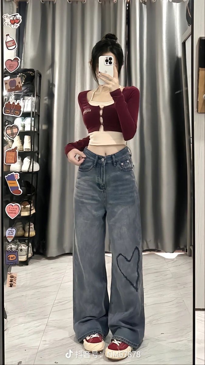 Cô gái trẻ mặc áo crop top đỏ và quần jeans ống rộng