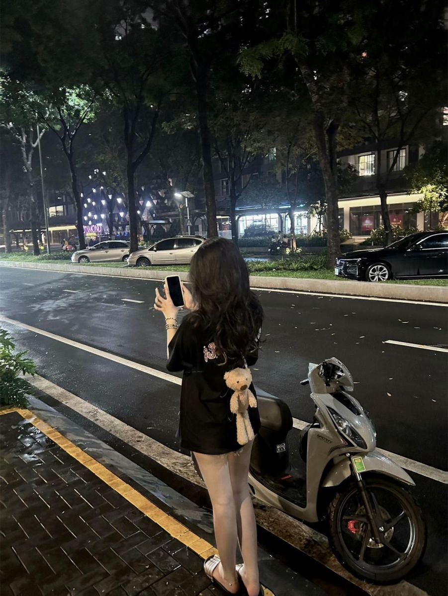 Cô gái trẻ mặc áo phông đen bên đường phố