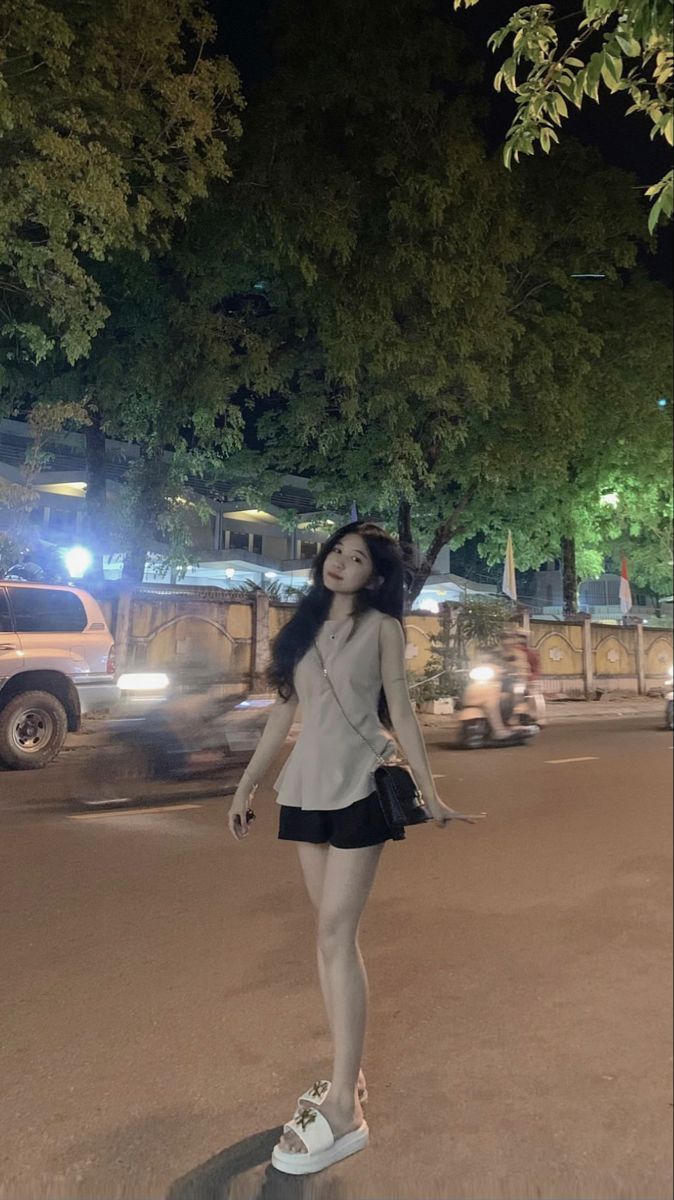 Cô gái trẻ mặc áo phông sắc màu và quần short