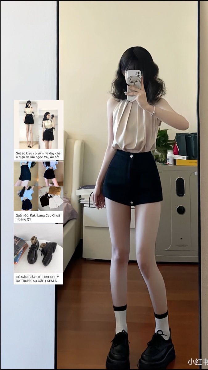 Cô gái trẻ mặc áo sát nách và quần short đen