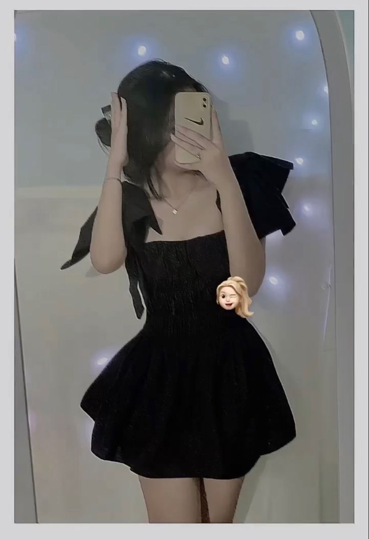 Cô gái trẻ mặc váy đen chụp ảnh selfie trong không gian cổ điển