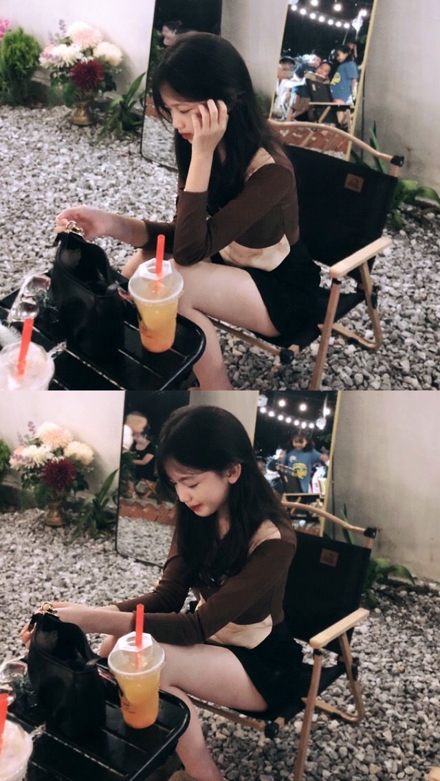Cô gái trẻ trong áo dài tay màu nâu, chân váy ngắn trên ghế ngoài trời
