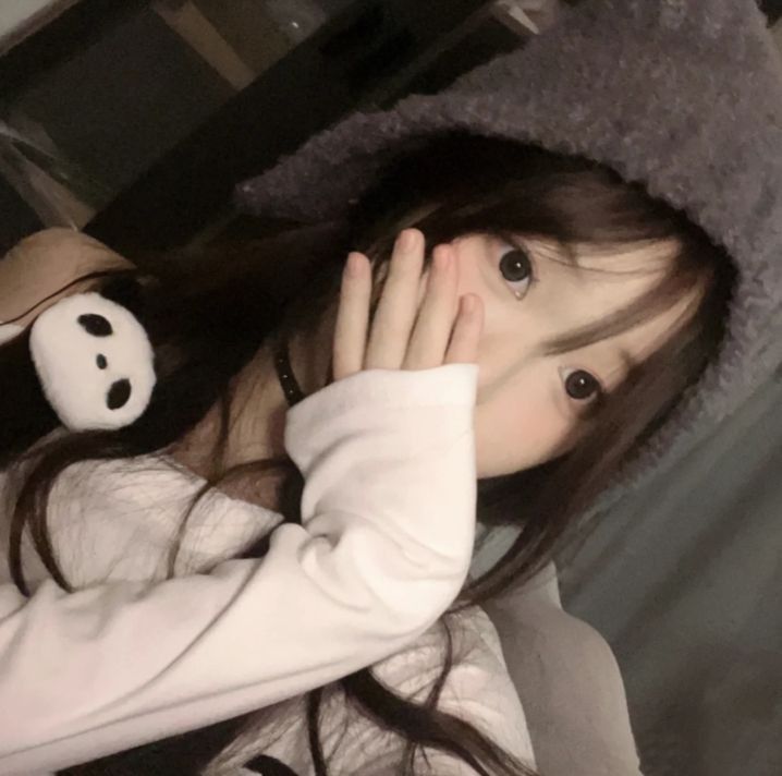 Cô gái trẻ trong áo dài tay trắng che mặt đầy ngại ngùng