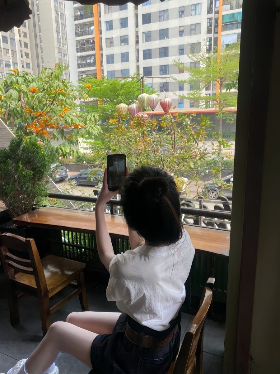 Cô gái trẻ trong trang phục cá tính bên cửa sổ