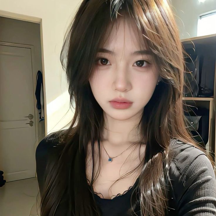 Cô gái trẻ tự tin trong áo phông đen và phong cách selfie