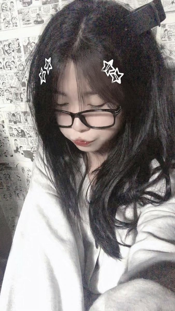 Cô gái trẻ xinh đẹp chụp selfie trong không gian riêng