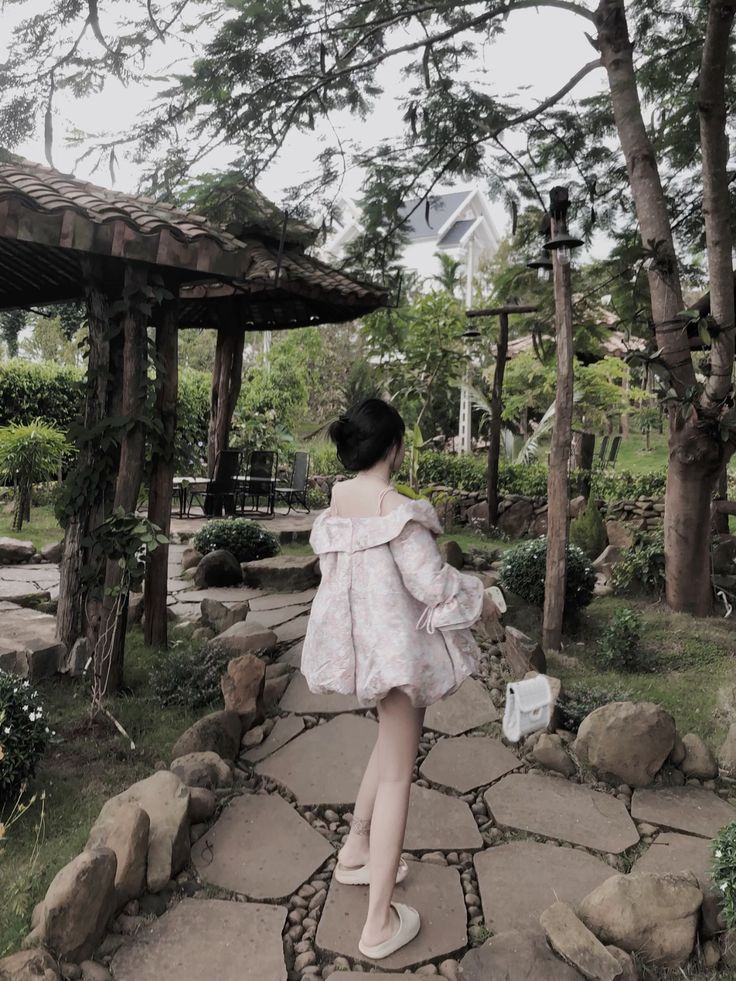 Cô gái trẻ xinh đẹp trong áo phông cổ cách điệu