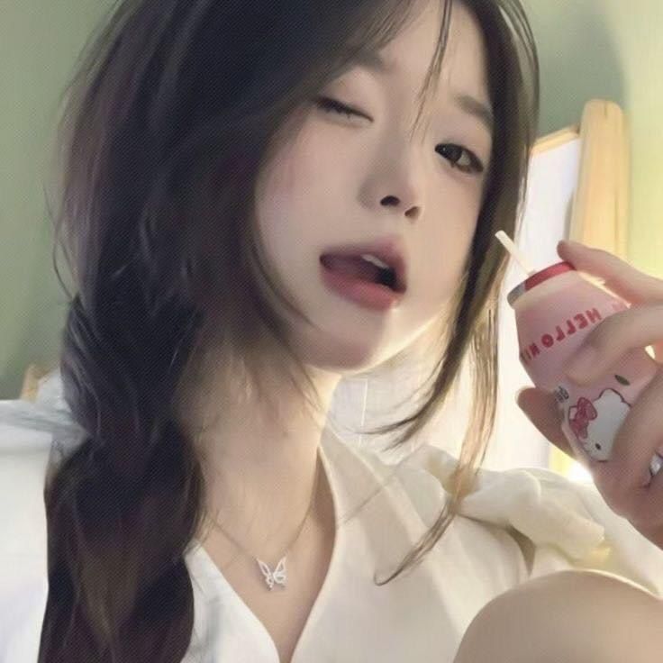Cô gái trẻ xinh đẹp trong áo sơ mi trắng đáng yêu