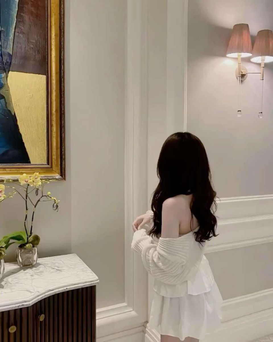 Cô gái trẻ xinh đẹp trong không gian sang trọng