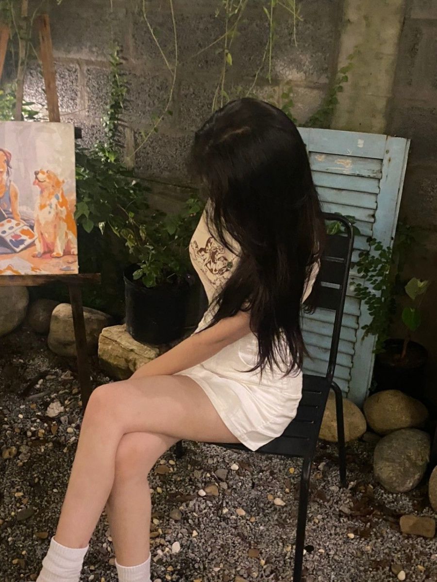 Cô gái trẻ xinh đẹp trong khu vườn rực rỡ