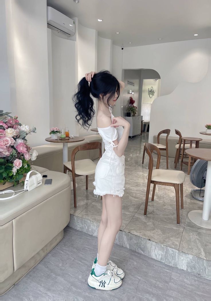Cô gái trẻ xinh đẹp trong quán cà phê sáng