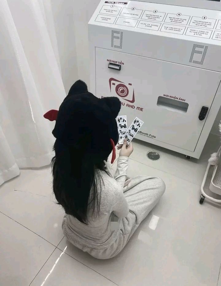 Cô gái trong bộ đồ pyjama trắng mặc mũ thu đông